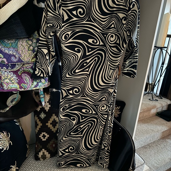 Chic Black and White Swirl Dress By Anne X size M - Picture 2 of 4